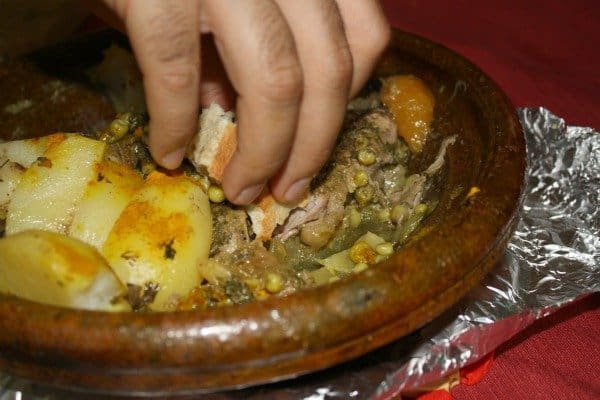 Comer Tajine con pan