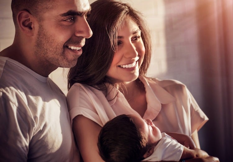 Un jeune couple arabe avec un bébé