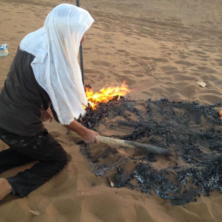 Covering the bread with coals