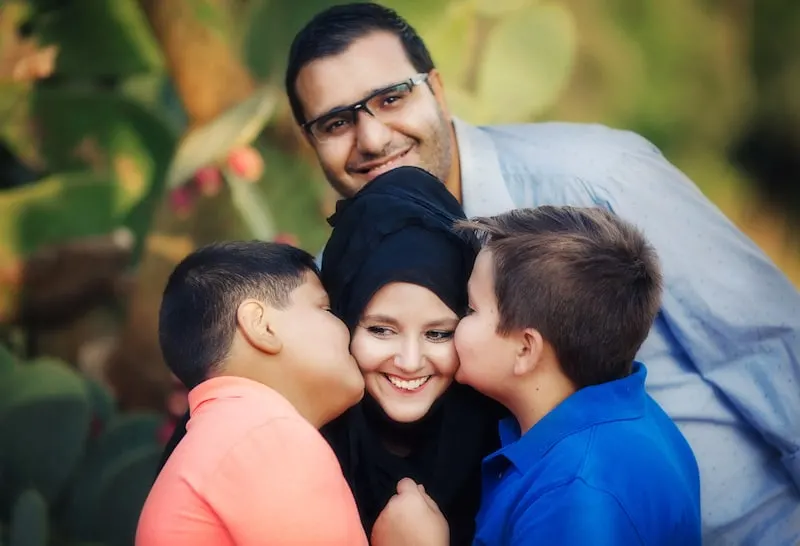 MarocMama boys kissing mom