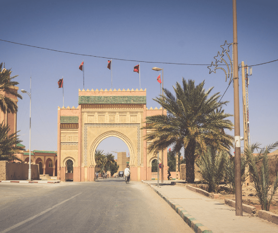 Light brown arch on a road leading into the city of Agdz
