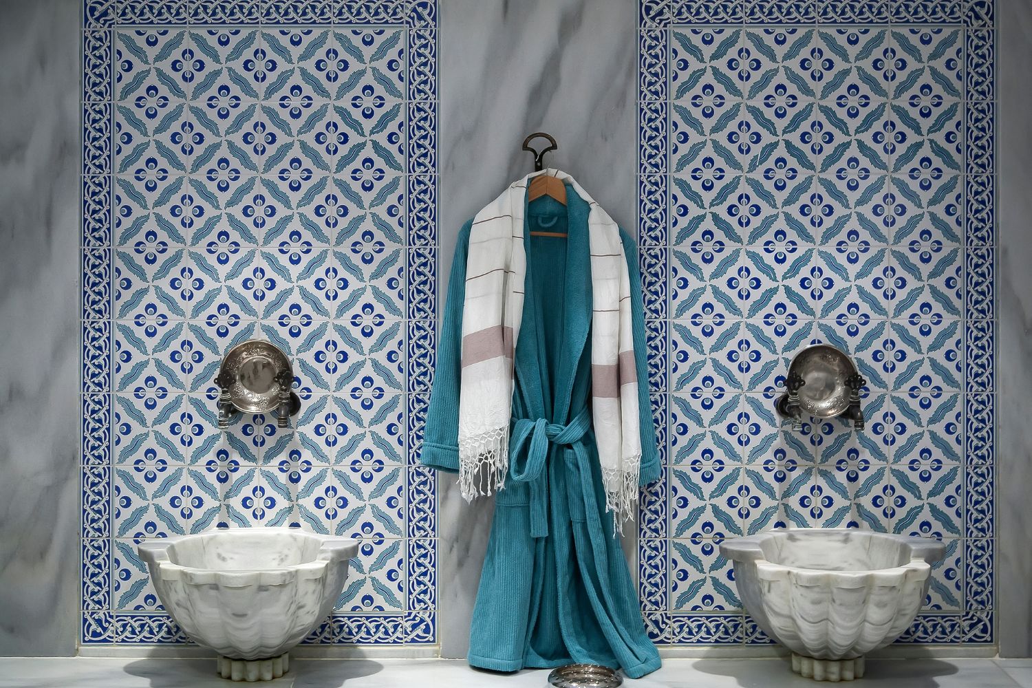 A bathrobe and towel in a Hammam