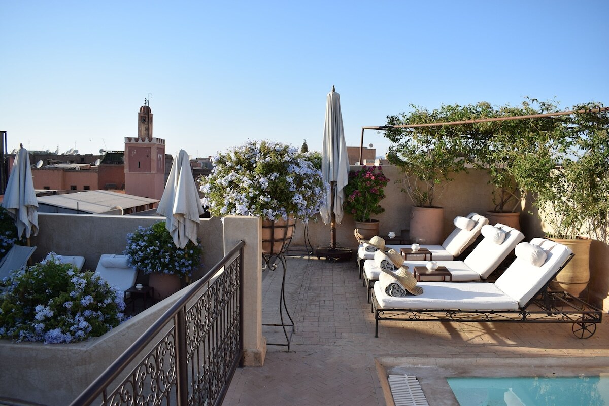 Outdoor pool and sun loungers in Riad Abracadabra